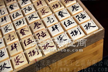 激光工艺点亮节日氛围 武汉光谷的国庆礼品精选